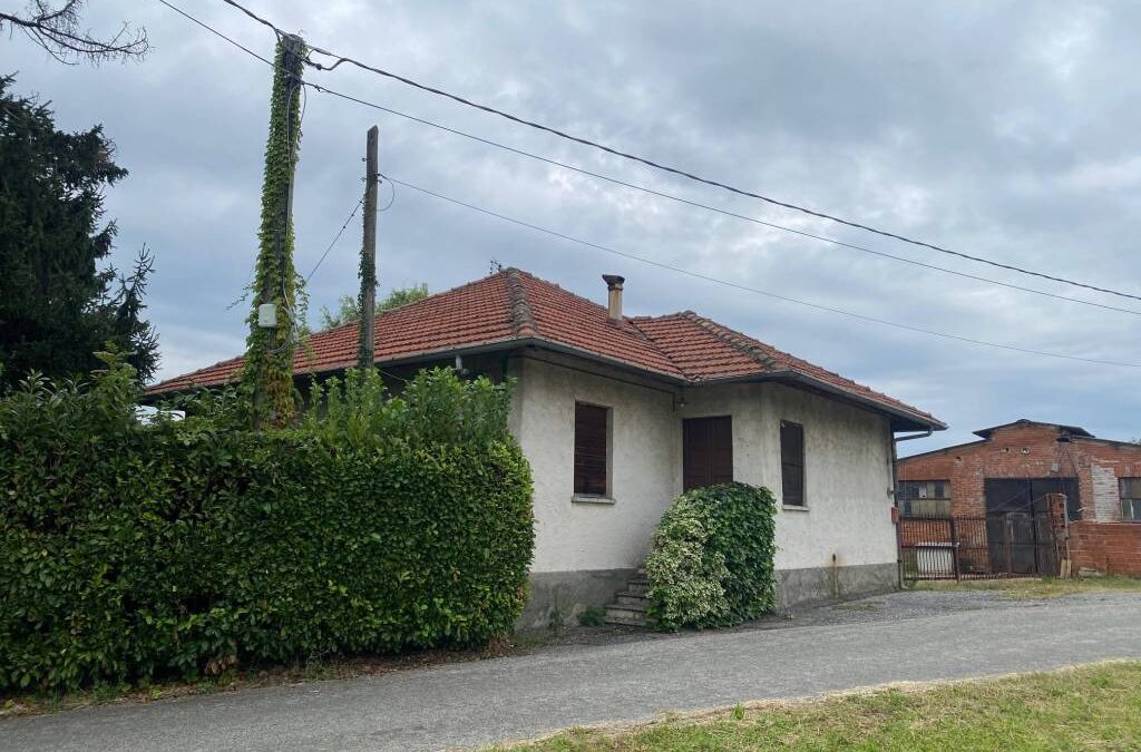 CASA INDIPENDENTE CON MAGAZZINO E AMPIO TERRENO CIRCOSTANTE