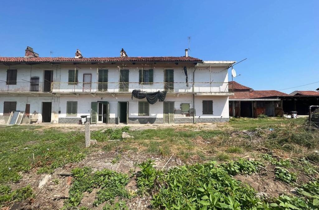 AMPIA CASA INDIPENDENTE DA RISTRUTTURARE COMODA AL CENTRO