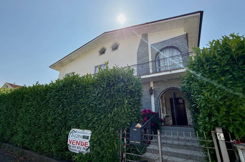Ampia villa bifamiliare con piscina e giardino