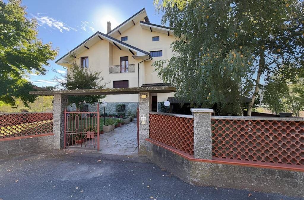 AMPIA CASA INDIPENDENTE PLURIFAMILIARE IMMERSA NEL VERDE