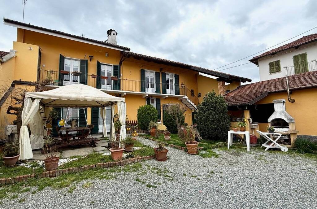Ampia e luminosa casa indipendente con cortile