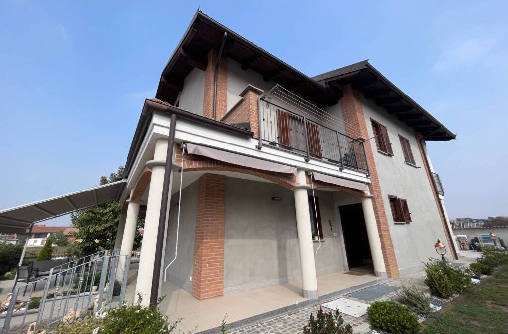 Ampia villa indipendente su quattro lati con giardino