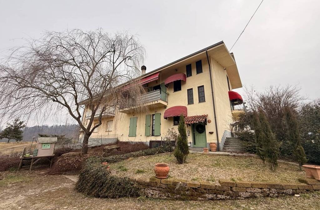 AMPIA CASA INDIPENDENTE CON ADIACENTE CAPANNONE